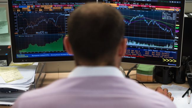Сотрудник в офисе московской биржи Сотрудник в офисе московской биржи