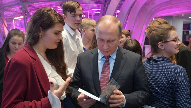 Президент РФ Владимир Путин на встрече с школьниками - авторами лучших сочинений на тему Россия, устремленная в будущее. 11 января 2018 Президент РФ Владимир Путин на встрече с школьниками - авторами лучших сочинений на тему Россия, устремленная в будущее. 11 января 2018