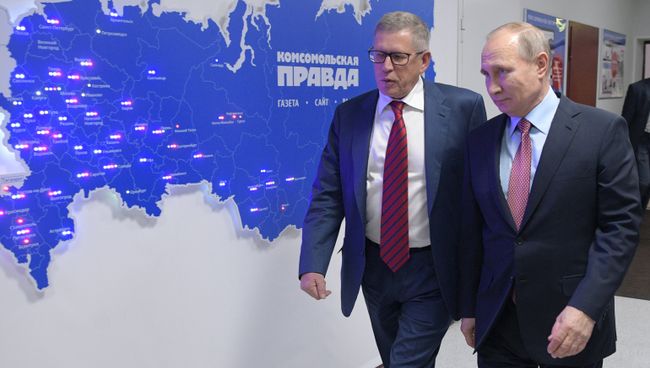 Главный редактор газеты Комсомольская правда Владимир Сунгоркин и президент РФ Владимир Путин перед началом встречи с руководителями российских печатных СМИ и информационных агентств. 11 января 2018