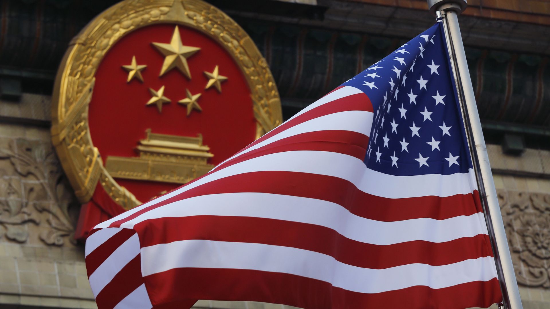 Флаг США на фоне эмблемы Китая в Пекине Флаг США на фоне эмблемы Китая в Пекине - РИА Новости, 1920, 27.04.2022
