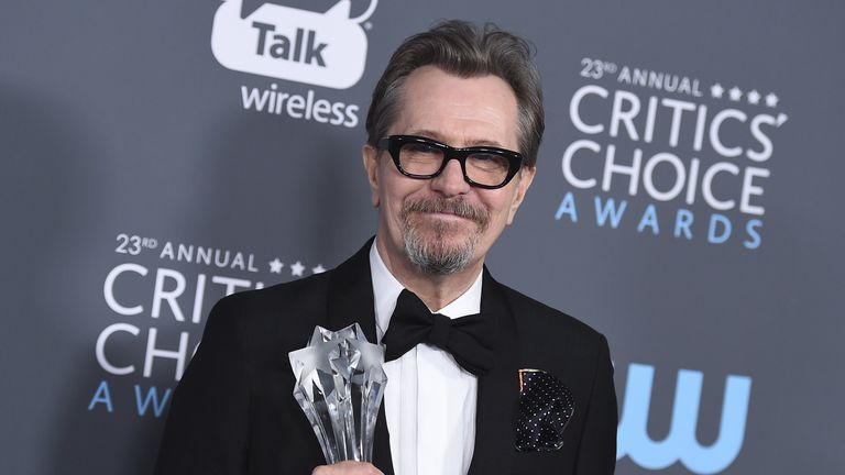 Гари Олдман с наградой за лучшую мужскую роль на премии Critics' Choice Awards Гари Олдман с наградой за лучшую мужскую роль на премии Critics' Choice Awards