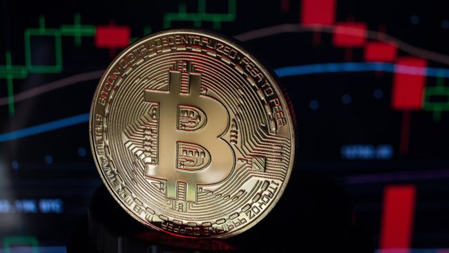 Сувенирные монеты с логотипами криптовалюты биткоин. Архивное фото