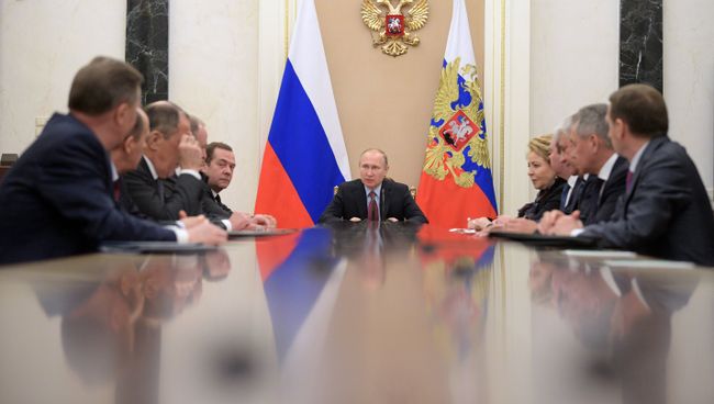 Владимир Путин проводит совещание с постоянными членами Совета безопасности РФ. Архивное фото Владимир Путин проводит совещание с постоянными членами Совета безопасности РФ. Архивное фото