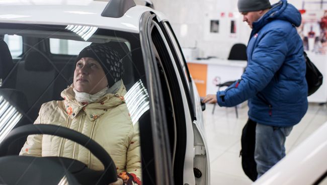 Посетители в автосалоне Посетители в автосалоне