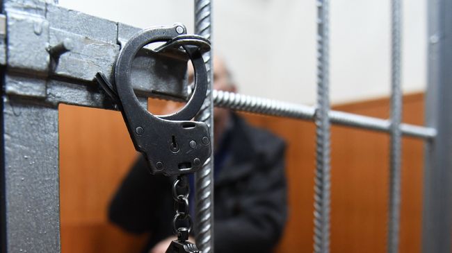 Наручники на решетке