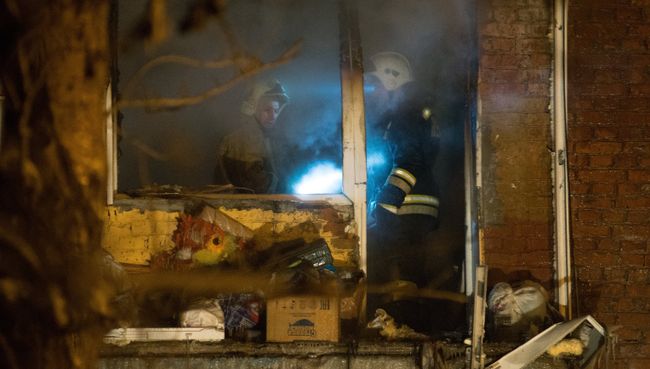 Сотрудники МЧС на месте взрыва газа в жилом доме по 5-й Кордной улице в Омске. 12 января 2018
