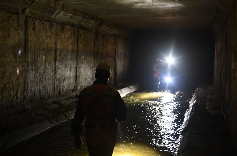 Сотрудники ГУП Мосводосток во время сезонных работ в водосточном коллекторе реки Неглинной в Москве.
