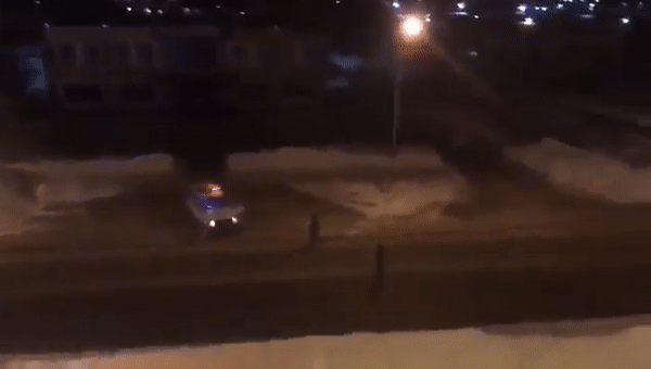 На Сахалине полиция попыталась закидать угонщика снежками На Сахалине полиция попыталась закидать угонщика снежками