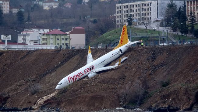 Пассажирский самолет Pegasus Airlines Boeing 737 на набережной, куда он выкатился со взлетно-посадочной полосы, после посадки в аэропорту Трабзона на побережье Черного моря. 14 января 2018 Пассажирский самолет Pegasus Airlines Boeing 737 на набережной, куда он выкатился со взлетно-посадочной полосы, после посадки в аэропорту Трабзона на побережье Черного моря. 14 января 2018