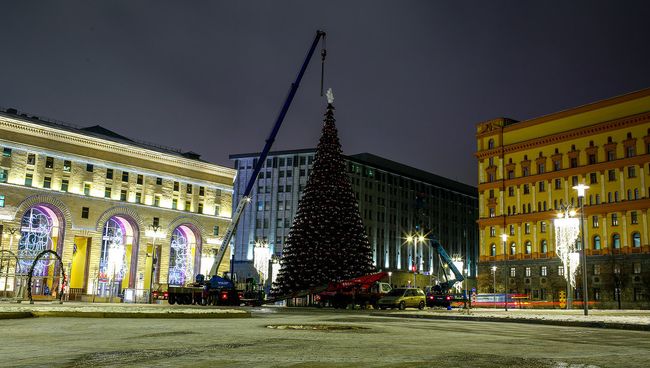 Демонтаж новогодней ели на Лубянской площади в Москве Демонтаж новогодней ели на Лубянской площади в Москве