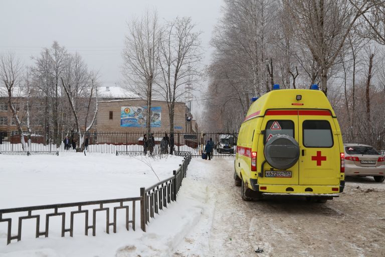 Автомобиль скорой помощи у школы № 127 в Перми . 15 января 2018