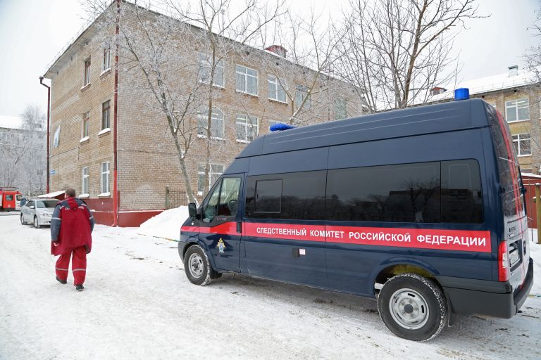 Автомобиль следственного комитета у школы № 127 в Перми. 15 января 2018 Автомобиль следственного комитета у школы № 127 в Перми. 15 января 2018