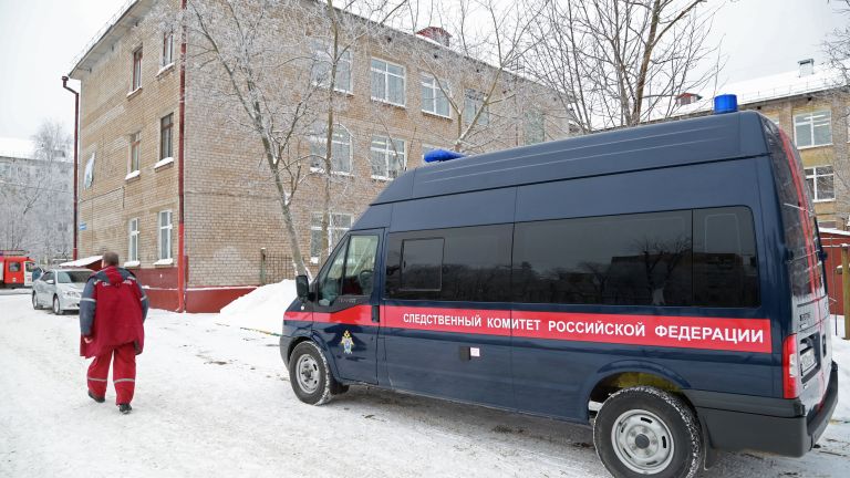 Автомобиль следственного комитета у школы № 127 в Перми. 15 января 2018 Автомобиль следственного комитета у школы № 127 в Перми. 15 января 2018