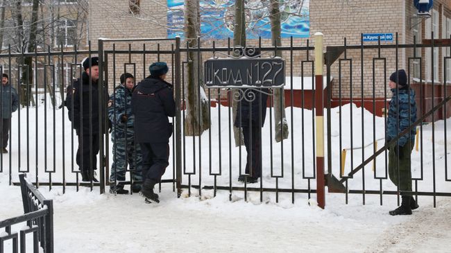 Сотрудники полиции у школы № 127 в Перми