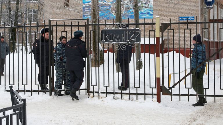 Сотрудники полиции у школы № 127 в Перми. 15 января 2018 Сотрудники полиции у школы № 127 в Перми. 15 января 2018