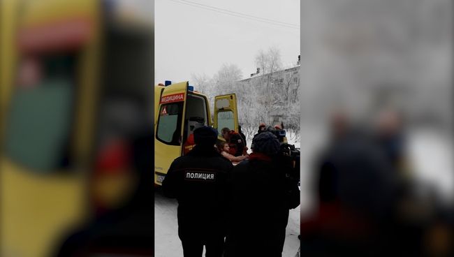 Полицейские вывели человека из школы в Перми, где произошла поножовщина Полицейские вывели человека из школы в Перми, где произошла поножовщина
