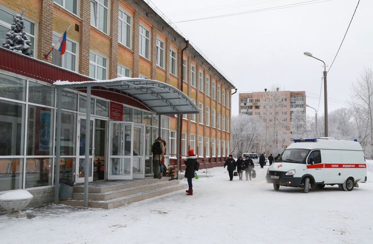 Автомобиль скорой помощи у школы № 127 в Перми. 15 января 2018 Автомобиль скорой помощи у школы № 127 в Перми. 15 января 2018