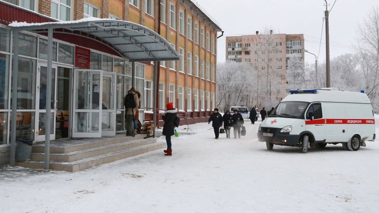 Автомобиль скорой помощи у школы № 127 в Перми. 15 января 2018 Автомобиль скорой помощи у школы № 127 в Перми. 15 января 2018