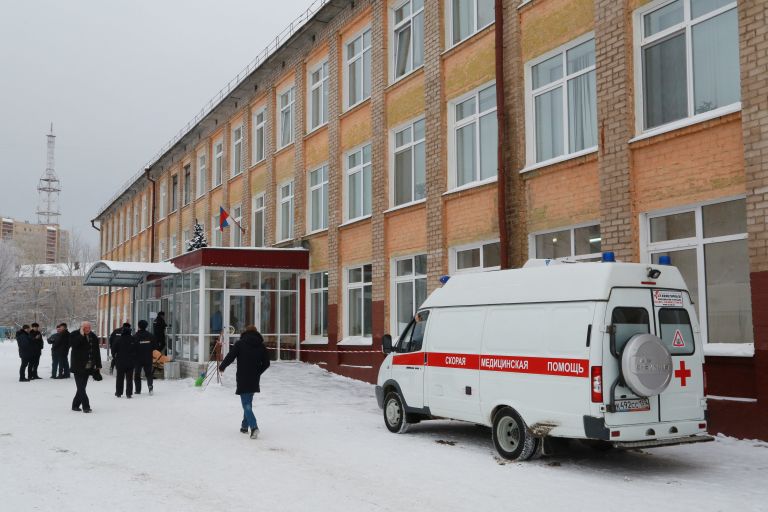 Автомобиль скорой помощи у школы № 127 в Перми. 15 января 2018 Автомобиль скорой помощи у школы № 127 в Перми. 15 января 2018