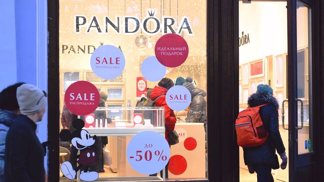 Девушки у витрины магазина Pandora