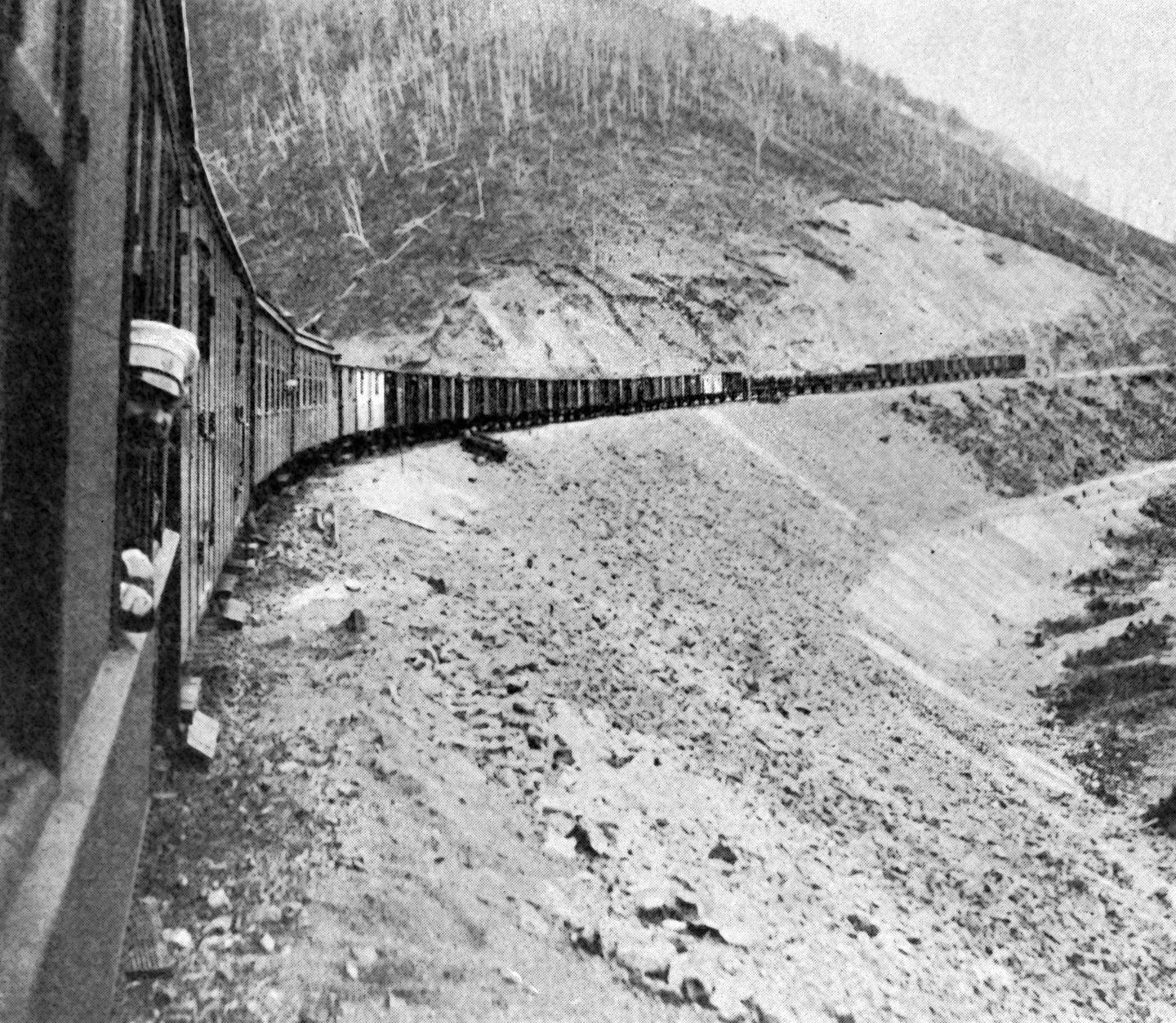 Поезд на Сибирской железной дороге, 1905 год Поезд на Сибирской железной дороге, 1905 год