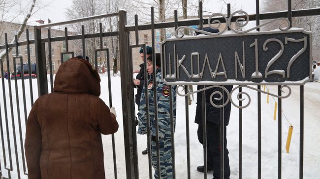Сотрудники полиции у школы № 127 в Перми. 15 января 2018 Сотрудники полиции у школы № 127 в Перми. 15 января 2018