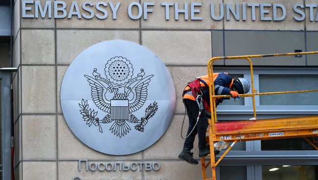 Рабочие у нового здания посольства США в Москве Рабочие у нового здания посольства США в Москве