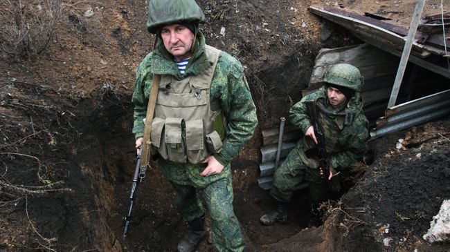 Военнослужащие армии ДНР на позиции у линии соприкосновения с украинскими силовиками у поселка Спартак. Архивное фото