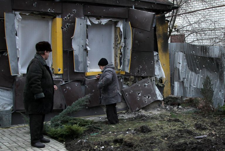 Жители частного жилого дома в городе Ясиноватая, пострадавшего в результате обстрела. 21 декабря 2017 Жители частного жилого дома в городе Ясиноватая, пострадавшего в результате обстрела. 21 декабря 2017
