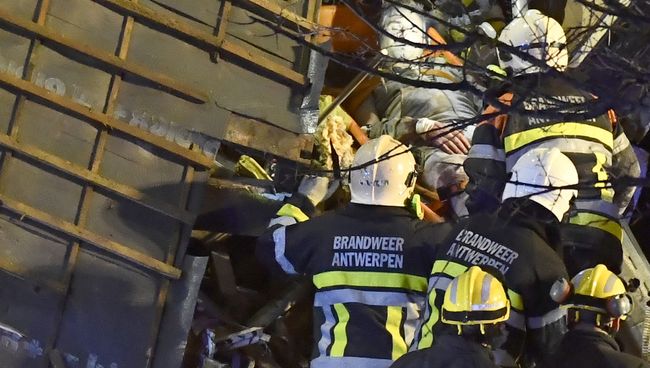 Пожарные на месте взрыва бытового газа в бельгийском Антверпене. 15 января 2018 Пожарные на месте взрыва бытового газа в бельгийском Антверпене. 15 января 2018