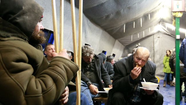 Раздача еды бездомным и людям в трудной жизненной ситуации. Архивное фото