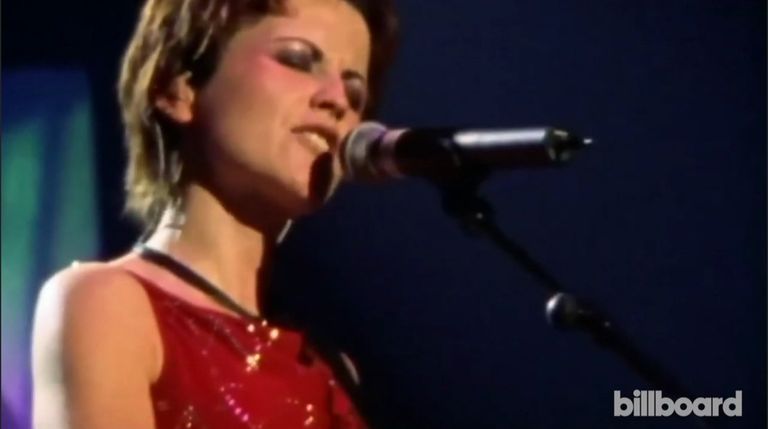 Солистка The Cranberries Долорес О'Риордан на сцене. Фрагменты выступлений Солистка The Cranberries Долорес О'Риордан на сцене. Фрагменты выступлений