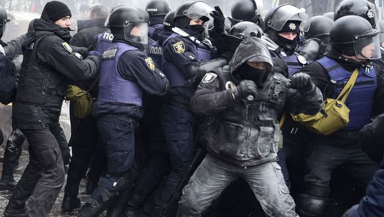 Cтолкновение между митингующими и полицией у здания Верховной рады Украины, Киев. 16 января 2018 Cтолкновение между митингующими и полицией у здания Верховной рады Украины, Киев. 16 января 2018