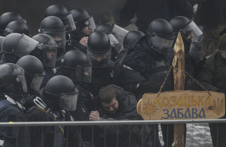 Cтолкновение между митингующими и полицией у здания Верховной рады Украины, Киев. 16 января 2018