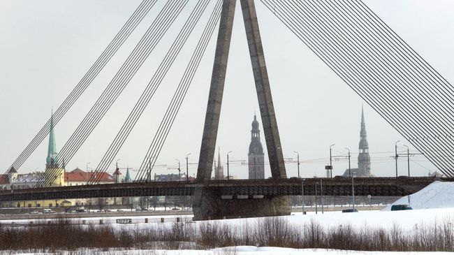 Вантовый мост через Даугаву в Риге. Архивное фото Вантовый мост через Даугаву в Риге. Архивное фото