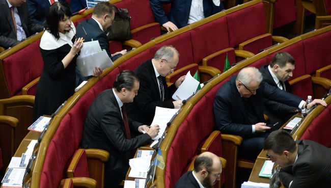 Депутаты на заседании Верховной рады Украины в Киеве. Архивное фото