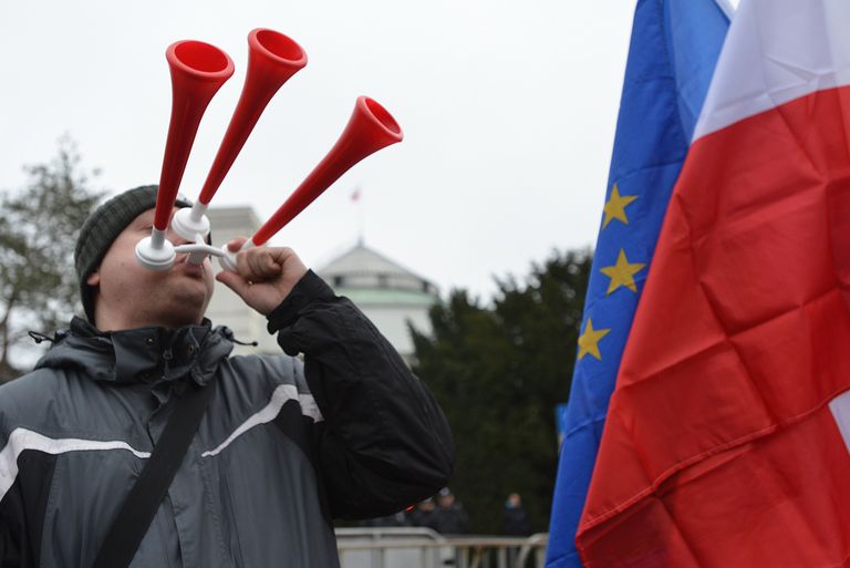 Участник антиправительственного митинга в Варшаве Участник антиправительственного митинга в Варшаве