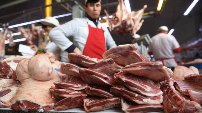 Продавцы в мясном отделе Продавцы в мясном отделе