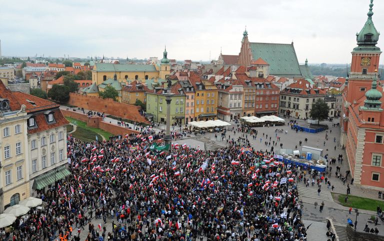 Митинг в Варшаве против приема беженцев с Ближнего Востока. 2015 год Митинг в Варшаве против приема беженцев с Ближнего Востока. 2015 год