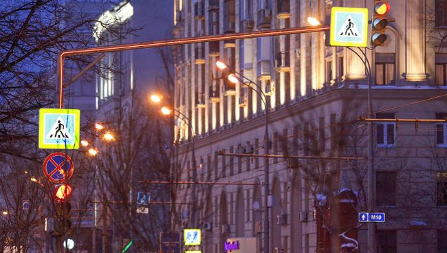 Cветофор со светящимися опорами в Москве Cветофор со светящимися опорами в Москве