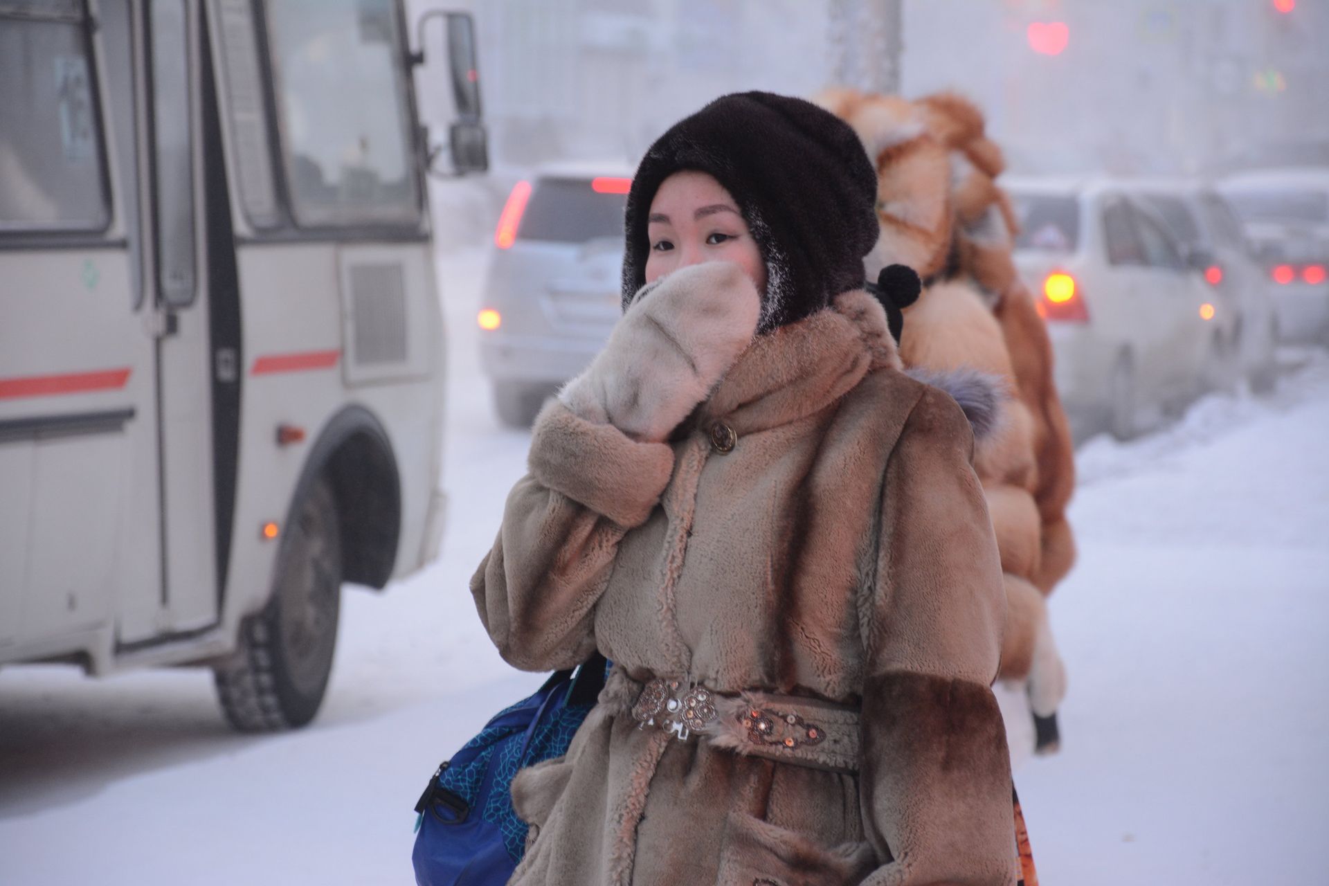 Девушка на остановке в городе Якутск Девушка на остановке в городе Якутск - РИА Новости, 1920, 21.10.2025