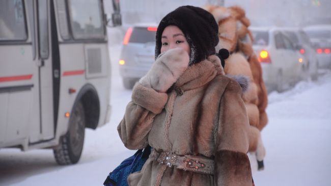 Девушка на остановке в городе Якутск