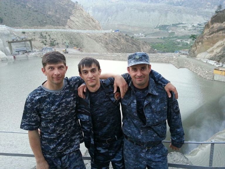 Лейтенант полиции Магомед Нурбагандов (в центре) Лейтенант полиции Магомед Нурбагандов (в центре)