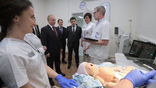 Владимир Путин во время посещения Коломенского перинатального центра. 17 января 2018 Владимир Путин во время посещения Коломенского перинатального центра. 17 января 2018
