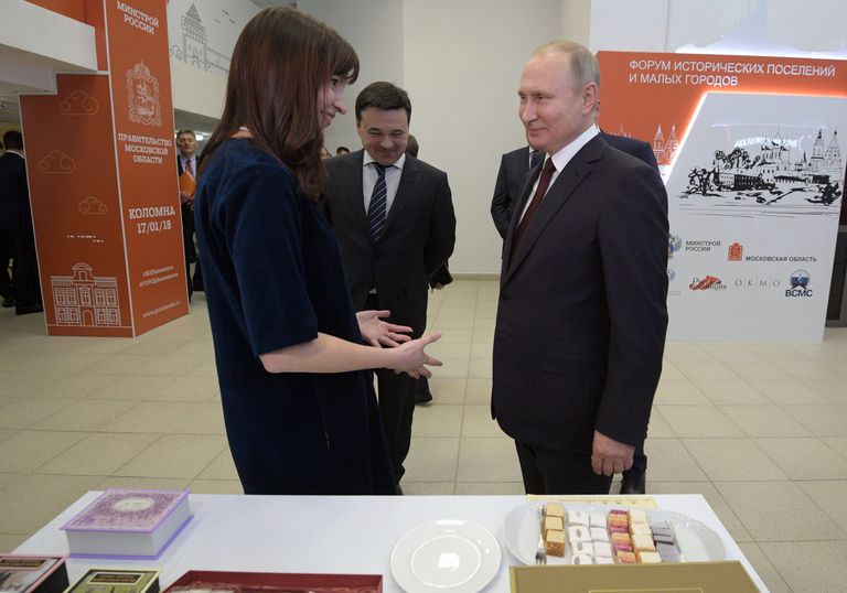 Владимир Путин во время осмотра в рамках форума малых городов и исторических поселений выставки проектов создания комфортной городской среды в конькобежном центре Коломна. 17 января 2018 Владимир Путин во время осмотра в рамках форума малых городов и исторических поселений выставки проектов создания комфортной городской среды в конькобежном центре Коломна. 17 января 2018