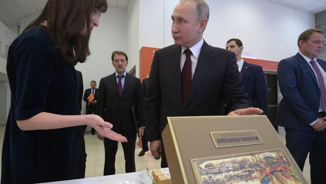Владимир Путин во время осмотра в рамках форума малых городов и исторических поселений выставки проектов создания комфортной городской среды в конькобежном центре Коломна. 18 января 2018 Владимир Путин во время осмотра в рамках форума малых городов и исторических поселений выставки проектов создания комфортной городской среды в конькобежном центре Коломна. 18 января 2018