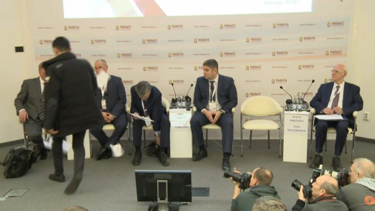 Участник Гайдаровского форума бросил в Чубайса пачку листовок Участник Гайдаровского форума бросил в Чубайса пачку листовок