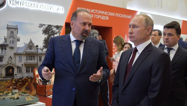 Владимир Путин и министр строительства и жилищно-коммунального хозяйства РФ Михаил Мень в Коломне. 17 января 2018 Владимир Путин и министр строительства и жилищно-коммунального хозяйства РФ Михаил Мень в Коломне. 17 января 2018