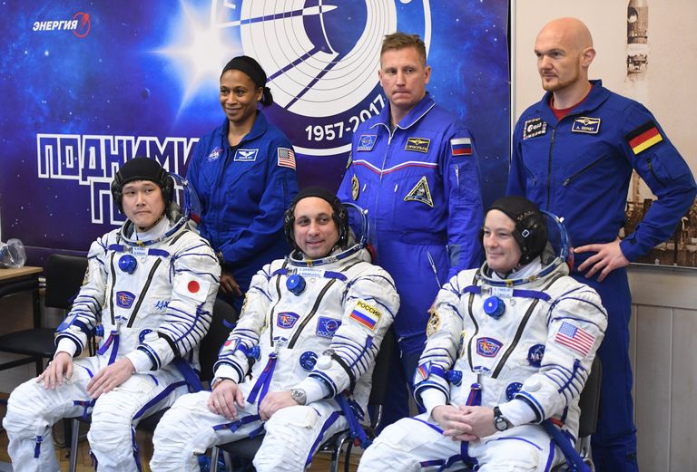 Астронавт ДжАКСА Норишиге Канаи, космонавт Роскосмоса Антон Шкаплеров и астронавт НАСА Скотт Тингл во время продувки скафандра перед стартом ракеты-носителя Союз-ФГ с космодрома Байконур. 17 декабря 2017 Астронавт ДжАКСА Норишиге Канаи, космонавт Роскосмоса Антон Шкаплеров и астронавт НАСА Скотт Тингл во время продувки скафандра перед стартом ракеты-носителя Союз-ФГ с космодрома Байконур. 17 декабря 2017