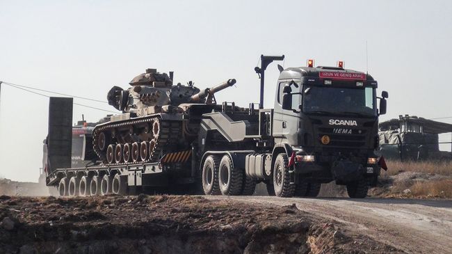 Грузовик, перевозящий турецкую военную технику, в районе турецко-сирийской границы. Архивное фото Грузовик, перевозящий турецкую военную технику, в районе турецко-сирийской границы. Архивное фото